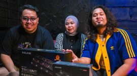 Gitaris Bless The Knights, Fritz Faraday (kanan) bersama Devy S Maukar dari NUX Indonesia (tengah) dan manager BTK Eko Saputra. (Foto: Istimewa)