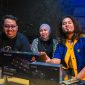 Gitaris Bless The Knights, Fritz Faraday (kanan) bersama Devy S Maukar dari NUX Indonesia (tengah) dan manager BTK Eko Saputra. (Foto: Istimewa)