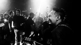 Aksi grup musik rock n roll, The Flowers. (Foto: Adit Bote)