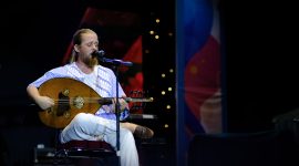 Vokalis grup musik DEBU, Mustafa. (Foto: Istimewa)