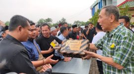 Pengusaha Jusuf Hamka bersama CEO Pakalolo, Eddy Pangestu membagikan sepatu gratis. (Foto: Istimewa)