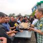 Pengusaha Jusuf Hamka bersama CEO Pakalolo, Eddy Pangestu membagikan sepatu gratis. (Foto: Istimewa)