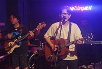 Penyanyi solo asal Jambi, Santo Nash saat tampil di Boleh Gig. (Foto: Istimewa)