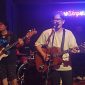 Penyanyi solo asal Jambi, Santo Nash saat tampil di Boleh Gig. (Foto: Istimewa)