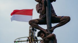 Ilustrasi panjat pinang kolosal. (Foto: Ancol Taman Impian)