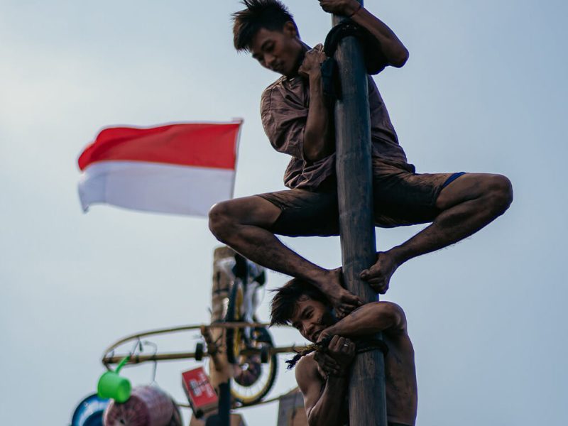 Ilustrasi panjat pinang kolosal. (Foto: Ancol Taman Impian)