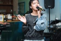 Penyanyi solo, Atiya Purnomo saat tampil di program musik Main-Main di Cipete. (Foto: I Wayan Bagiartana)