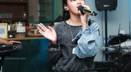 Penyanyi solo, Atiya Purnomo saat tampil di program musik Main-Main di Cipete. (Foto: I Wayan Bagiartana)
