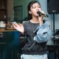 Penyanyi solo, Atiya Purnomo saat tampil di program musik Main-Main di Cipete. (Foto: I Wayan Bagiartana)