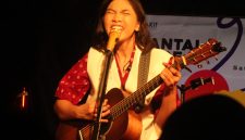 Dokumentasi penampilan Dere di Santai Sore. (Foto: Istimewa)