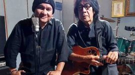 Penyanyi solo, Ade Hubart berpose dengan gitaris Ian Antono. (Foto: Istimewa)
