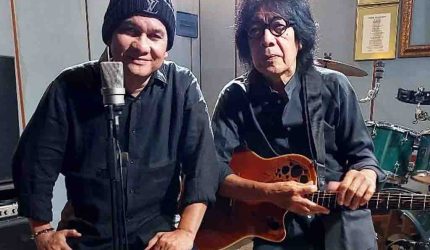 Penyanyi solo, Ade Hubart berpose dengan gitaris Ian Antono. (Foto: Istimewa)